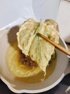 炸至桑叶变硬了，两面金黄色即可捞出控油！把剩余的桑叶都炸好！