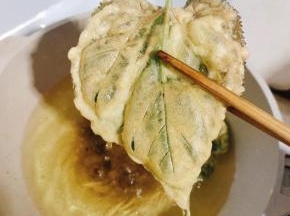 炸至桑叶变硬了，两面金黄色即可捞出控油！把剩余的桑叶都炸好！