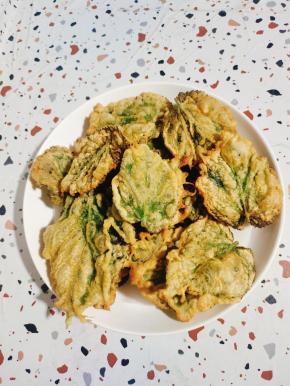 美味的炸桑叶就可以上桌了！又酥又脆！好吃的停不下来！