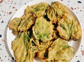 美味的炸桑叶就可以上桌了！又酥又脆！好吃的停不下来！
