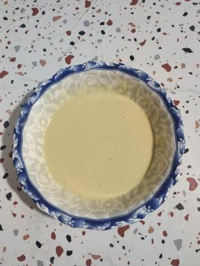 碗里放2勺普通面粉，1勺玉米淀粉，适量的五香粉，磕入一枚鸡蛋！再加60克清水搅成面糊！想要细腻一点可以过筛一遍！再放入一勺盐，5克色拉油可以让桑叶更酥脆，搅匀！面糊浓稠度像酸奶一样就可以了！