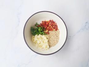 葱蒜切碎，和干辣椒放一起。