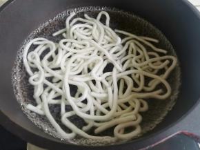 土豆粉放入锅中煮至浮起，