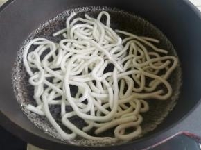 土豆粉放入锅中煮至浮起，