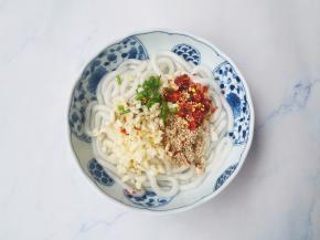 加入所有配料，淋入一大勺热油，