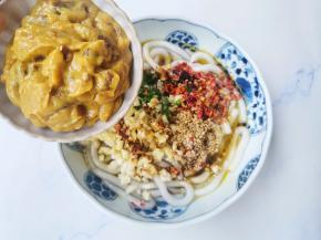 加入咖喱牛肉拌面酱拌匀即可。