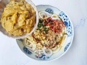 加入咖喱牛肉拌面酱拌匀即可。