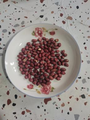 花生放入微波炉高火加热2分钟就熟了！或者提前油炸一下也可以！