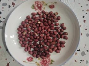 花生放入微波炉高火加热2分钟就熟了！或者提前油炸一下也可以！