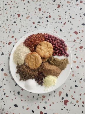 烧烤料配方：两勺熟花生、两勺辣椒面、两勺孜然粉、半勺大红袍花椒，半勺五香粉、半勺小茴香粉，半勺盐、半勺糖，半勺鸡精，两勺白芝麻、1块桃酥！我家人口多，是配方四倍的量制作的烧烤料！