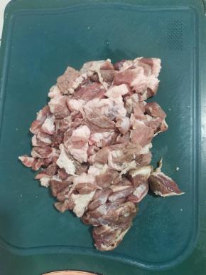 猪瘦肉清洗干净，切成小块！(猪肉可以适当带一点点肥肉，这样烤出来的更香，更好吃，如果全部都是瘦肉烤出来的太柴不好吃！)