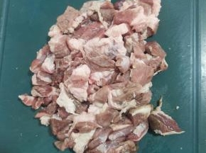 猪瘦肉清洗干净，切成小块！(猪肉可以适当带一点点肥肉，这样烤出来的更香，更好吃，如果全部都是瘦肉烤出来的太柴不好吃！)