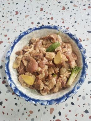  猪肉切成小块，加入料酒，生抽，葱段，生姜，少许盐抓拌均匀，再放入玉米淀粉抓拌均匀，放入适量的油抓拌均匀，锁住水分，腌制20分钟！