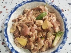  猪肉切成小块，加入料酒，生抽，葱段，生姜，少许盐抓拌均匀，再放入玉米淀粉抓拌均匀，放入适量的油抓拌均匀，锁住水分，腌制20分钟！