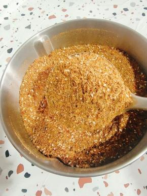 准备一点自己制作的可以秒杀淄博烤肉的烤肉料！没有的可以买现成的烤肉料！(淄博烤肉料前面有发帖，有需要的可以去我主页搜索《淄博烧烤料》看看！)