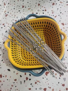 不锈钢烧烤签用洗洁精清洗干净，再用开水烫一下，控干水分备用！