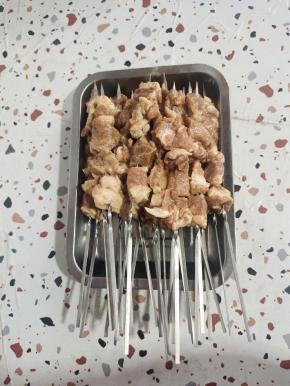 把腌制好的猪肉串起来！