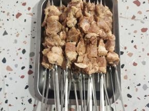 把腌制好的猪肉串起来！