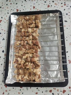 烤盘铺一层锡纸，把串好的肉串，摆放在烤盘里！