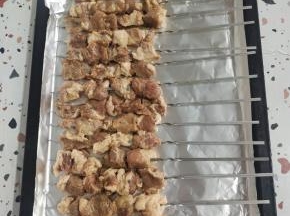 烤盘铺一层锡纸，把串好的肉串，摆放在烤盘里！