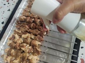 表面喷少许油，以免烤的时候干巴，发柴！