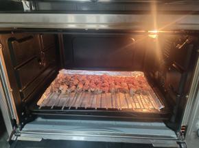 烤箱提前预热10分钟！把肉串放进烤箱，上下火200度烤20分钟！