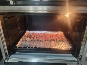 烤箱提前预热10分钟！把肉串放进烤箱，上下火200度烤20分钟！