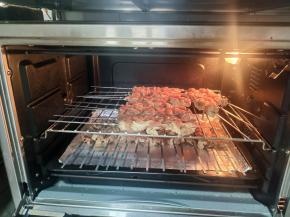 一盘没放下。两盘一起烤！把烤架放在上面一层，烤盘放在下面一层。以免烤的时候滴油，把烤箱弄脏了！