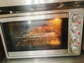 继续放进烤箱，再烤5分钟左右就可以了！