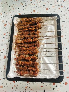 看看烤好的肉串，是不是很诱人？