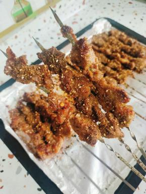 一点也不比外面烧烤摊上烤的肉串差！我家孩子说，比在外面卖的还好吃！可以去摆摊了！
