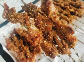 一点也不比外面烧烤摊上烤的肉串差！我家孩子说，比在外面卖的还好吃！可以去摆摊了！