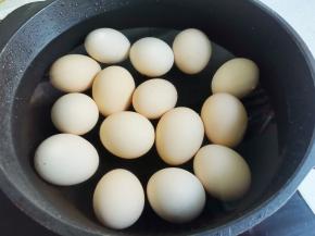 鸡蛋清水洗净，凉水下锅煮8分钟，出锅凉水冷却。