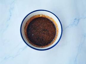 调料：盐两勺＋生抽五勺＋老抽三勺＋五香粉1勺。