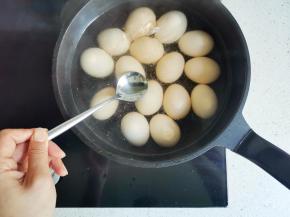 用勺背把鸡蛋表面拍碎，