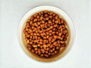 山药豆清洗干净。