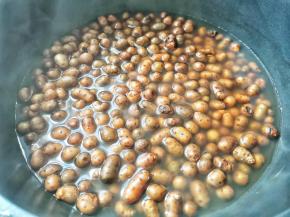 锅中烧开水，放入山药豆煮5分钟左右至熟，捞出沥干水。