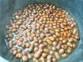 锅中烧开水，放入山药豆煮5分钟左右至熟，捞出沥干水。