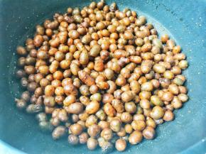 锅中热油，放入山药豆炒干水分，