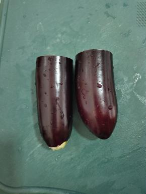 茄子去蒂洗净，一切两半！