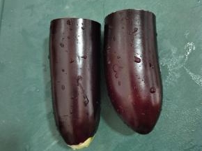茄子去蒂洗净，一切两半！