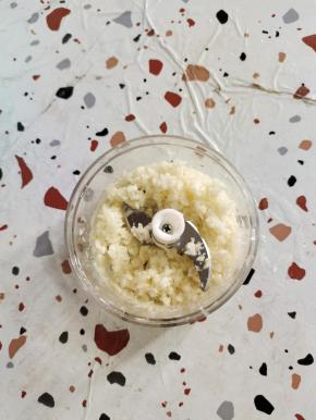 用拉蒜器把蒜瓣打成蒜末！没有这个工具的就手工剁成蒜末吧！