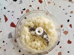 用拉蒜器把蒜瓣打成蒜末！没有这个工具的就手工剁成蒜末吧！