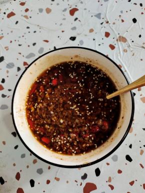 碗中放入蒜末，小米辣泼热油，放入两勺烧烤料，两勺生抽，一勺蚝油，搅拌均匀调成蒜蓉料汁儿！