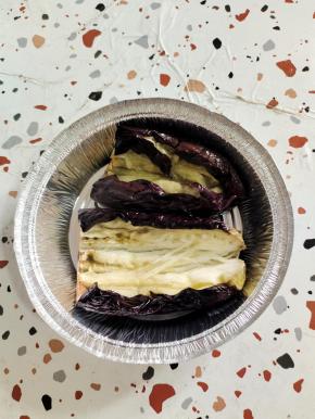 把烤好的茄子取出来，用刀把茄子从中间划开！