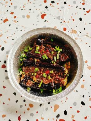 出锅撒适量的葱花！蒜蓉烤茄子完成，香辣蒜香浓郁！