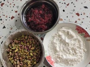 准备馅儿料:
玫瑰花酱355克，低筋面粉120克用微波炉加热2分钟左右就熟了，开心果剥壳后100克！玉米油15克！(拍照的时候忘了拍玉米油了！)(玫瑰花酱里面的糖稀我没有扔掉，所以熟低筋面粉加的有点多，如果你不喜欢糖稀太多，可以把糖稀过滤出来，适当调整熟低筋面粉的用量！)