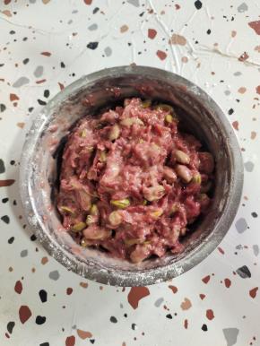 把玫瑰花酱，熟低筋面粉，开心果，玉米油混合在一起，拌匀即可！