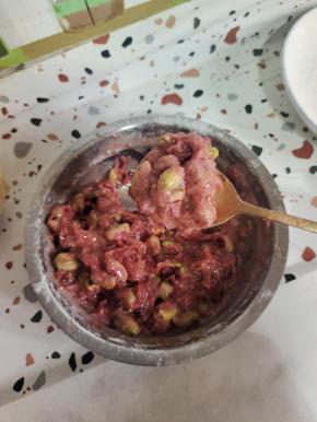 取一勺馅儿料(约40克)！