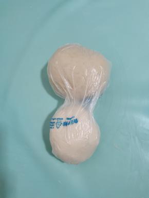 盖上保鲜膜，松弛30分钟备用！